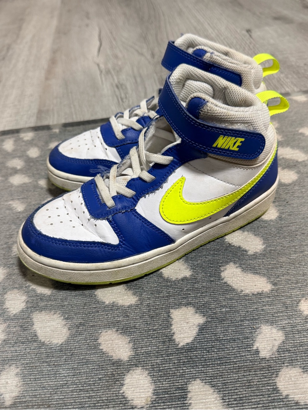 Nike Kids High-Top Sneakers in White, Blue & Neon Yellow Borough